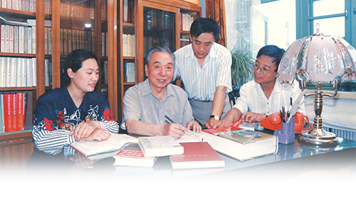 郑德荣视学术为生命,专心治学,几十年来成就斐然,先后出版学术著作40