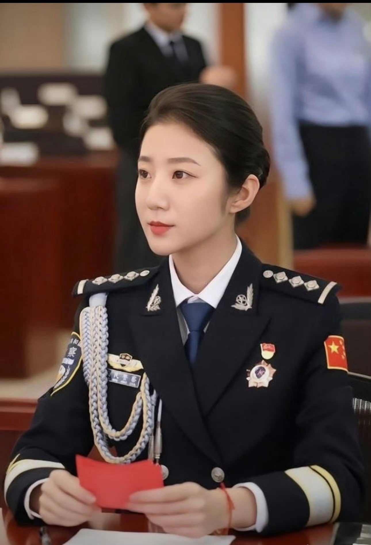 美女家居打扮都掩饰不住美丽