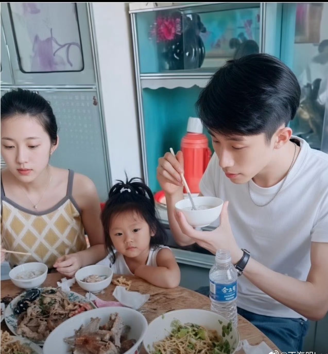 美女家居打扮都掩饰不住美丽