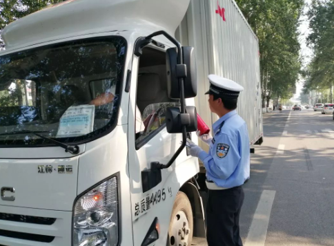 【街乡吹哨 部门报到】联合出击整治大货车