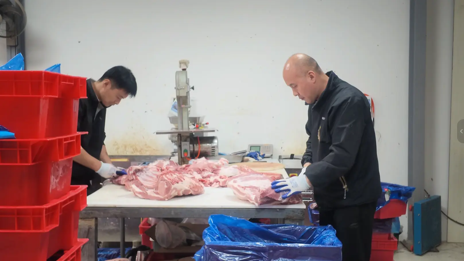 员工分割猪肉